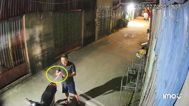 Người đàn ông cầm dao đi tới trước căn nhà ở xã Vĩnh Lộc đe dọa chủ nhà. Ảnh cắt từ clip