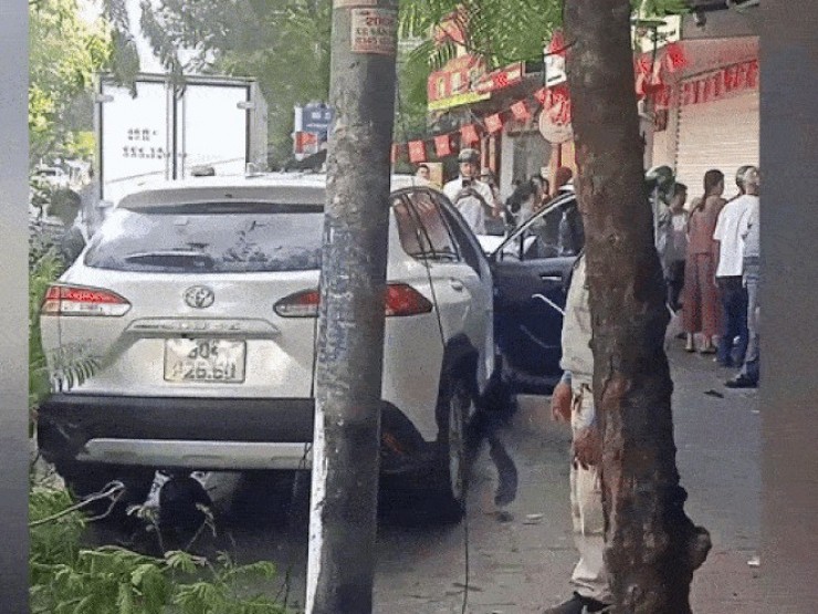 Ô tô tông 5 xe máy, húc bật gốc cây trên phố Trần Đại Nghĩa, Hà Nội