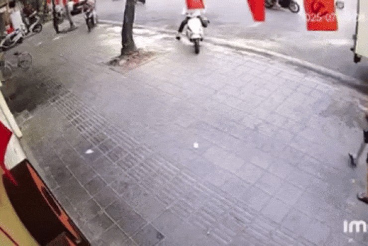 Video vụ ô tô đâm hàng loạt xe máy tại ngã tư Đại La - Trần Đại Nghĩa
