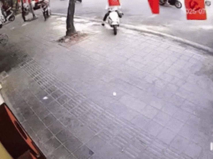 Video vụ ô tô đâm hàng loạt xe máy tại ngã tư Đại La - Trần Đại Nghĩa