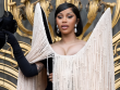 Cardi B chơi trội với váy 'rèm cửa' và bế quạ đi xem show thời trang