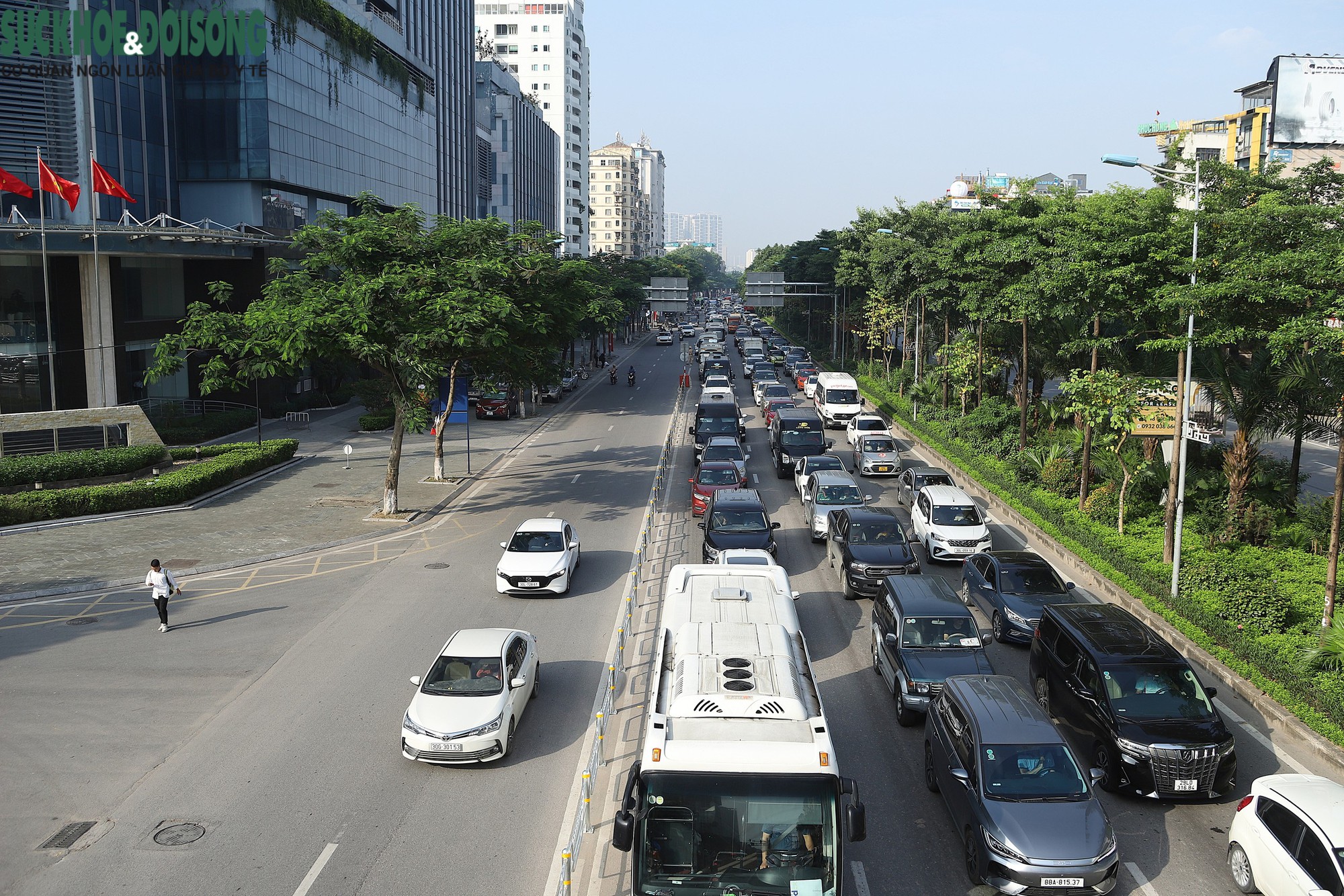 Xe máy &#39;lạc&#39; làn phải đi lùi trên đường Võ Chí Công ngày đầu phân làn cứng - 2
