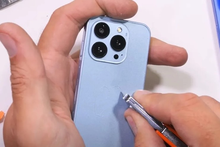 Một trong những màn kiểm tra độ bền "iPhone Ultra Mini" của Zack Nelson.