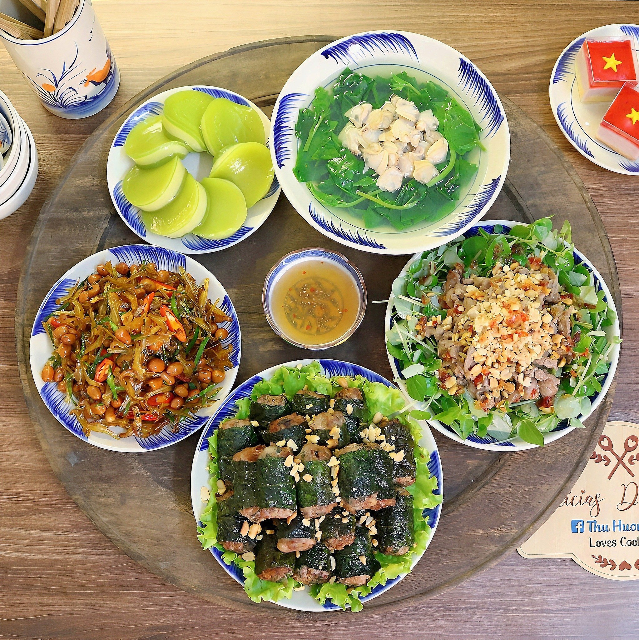 Chả bò lá lốt - Nộm thịt bò trộn rau càng cua - Cá cơm xóc lạc - Canh rau mồng tơi nấu ngao