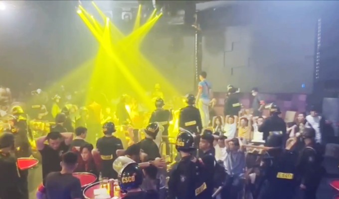 Quán bar bị kiểm tra trong lúc rất đông khách. Ảnh: Nhật Vy