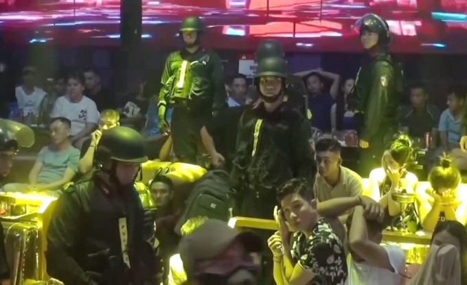 Trăm cảnh sát cơ động, hình sự TP HCM kiểm tra các quán bar nghi phức tạp về nạn ma túy. Ảnh: Nhật Vy