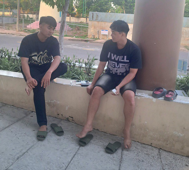 Phụ xe Hồ Văn Sơn và hành khách chưa hết bàng hoàng sau vụ tai nạn&nbsp;