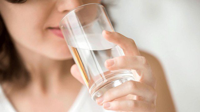 Các chuyên gia khuyến cáo, để phòng ngừa sỏi thận, người dân cần uống đủ nước mỗi ngày để giúp bài tiết các độc tố ra khỏi cơ thể. Ảnh minh họa.
