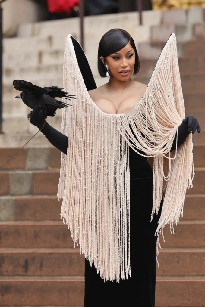 Cardi B và con quạ chụp hình bên ngoài show Schiaparelli Haute Couture. Ảnh: GC