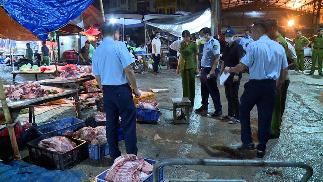 các tiểu thương đến trực tiếp lò mổ của Tươi – Thư để chọn lợn; sau giết mổ, thịt được bán ngay cho các quầy tại các chợ đầu mối như Phía Nam, Minh Khai…