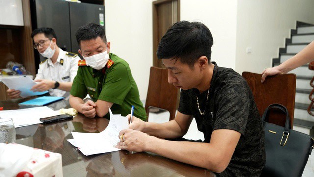 Các đối tượng làm việc tại cơ quan chức năng.