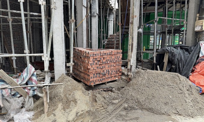 Giá vật liệu tăng mạnh khiến nhiều hộ dân chật vật. Ảnh: Ngọc Diễm