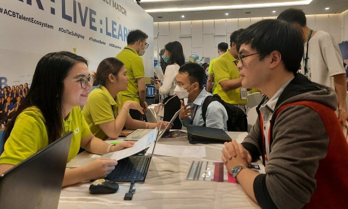 Người lao động tìm công việc tại sàn giao dịch việc làm. Ảnh:Lê Tuyết