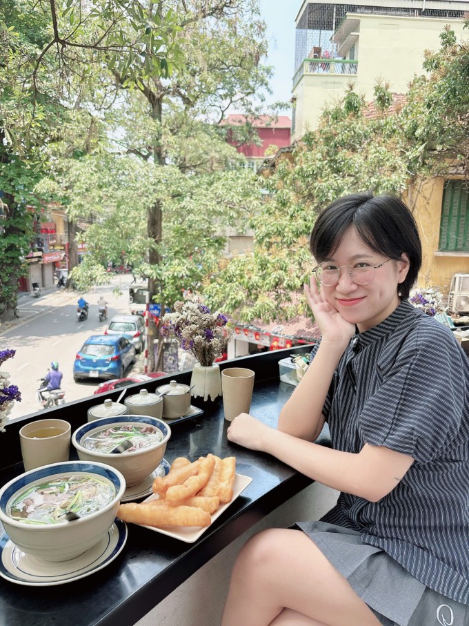 Bích Thảo thưởng thức phở Hà Nội, tháng 5/2025. Ảnh: Nhân vật cung cấp