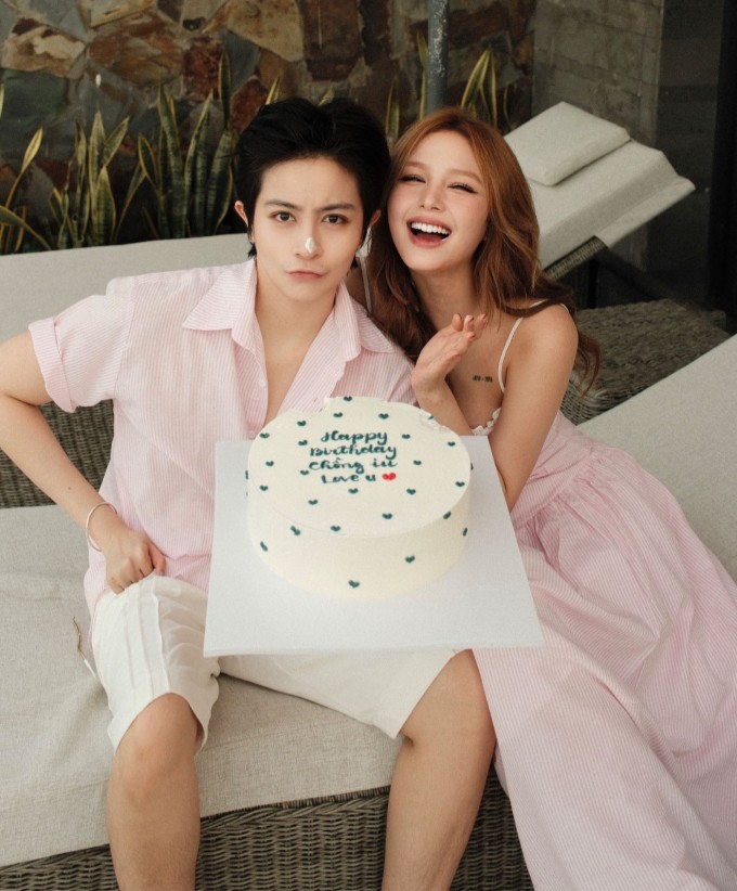 Cô còn chuẩn bị một chiếc bánh kem viết dòng chữ "Happ birthday chồng iu. Love you" để dành tặng người đặc biệt.