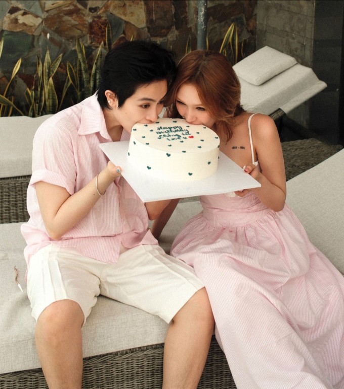 Xoài Non từng gọi Gil Lê là "phần ngọt ngào nhất cuộc đời" dịp Valentine. Từ đó, hai người thoải mái bày tỏ tình cảm với nhau trên mạng xã hội, trong các sự kiện cũng như buổi gặp gỡ gia đình.