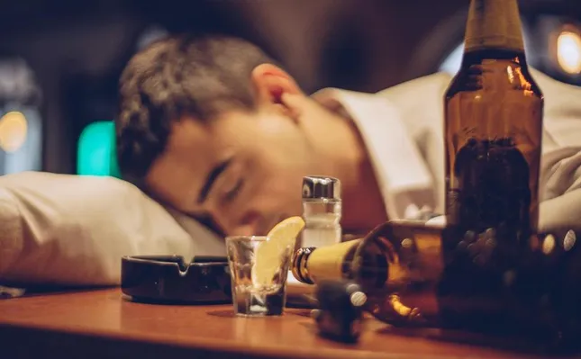 Để đánh giá một người là nghiện rượu thì trong giai đoạn đầu, người nghiện rượu có một số dấu hiệu sau: Thay đổi tính nết, rối loạn trí nhớ; Dễ cáu gắt, mệt mỏi, đau đầu, ngủ kém; Hay thèm rượu, giảm khả năng và hiệu suất lao động; Có thể xuất hiện các dấu hiệu như tăng huyết áp, viêm gan, viêm tụy, viêm dạ dày; Tăng khả năng dung nạp với rượu/ bia…Ảnh minh họa: Internet