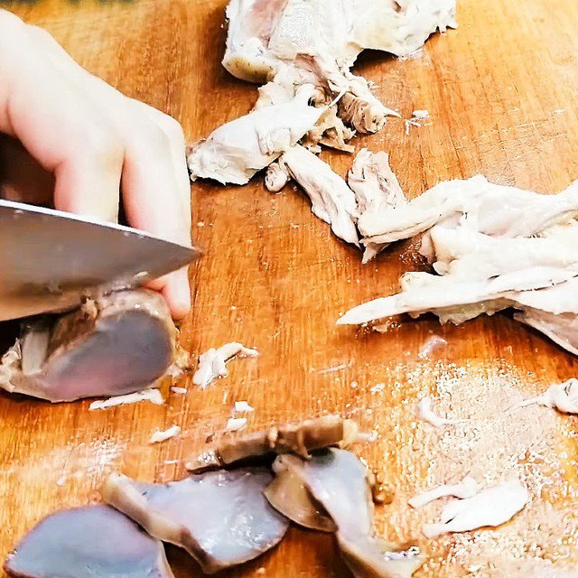 Lóc thịt vịt để làm gỏi.