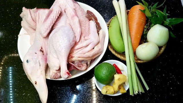 Một số nguyên liệu để làm gỏi vịt rau răm chuối xanh.