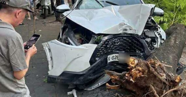 Ô tô tông loạt xe máy, húc bật gốc cây trên phố
