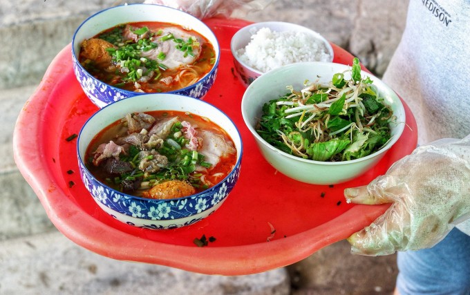 Bún bò Huế với các topping chả cua, bò tái, giò heo. Ảnh: JourneysinHue