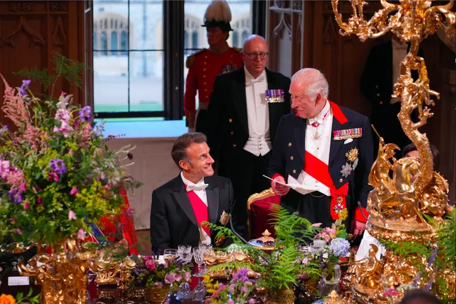 Vua Charles chiêu đãi Tổng thống Pháp Emmanuel Macron. (Ảnh: AP)