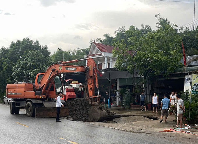 Lấp 'hố tử thần' ở Phú Thọ. Ảnh: UBND xã Thượng Cốc
