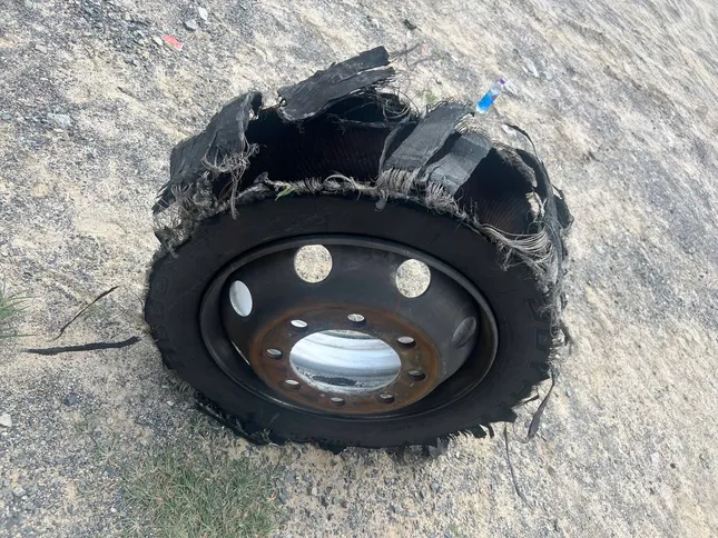 Lốp xe bị nổ.