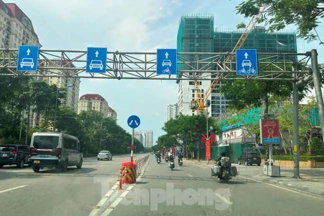 Từ Cầu Giấy đi vào đường Võ Chí Công (điểm đầu phân làn) biển báo kèm mũi tên cho phép ô tô, xe máy được đi thẳng vào làn hỗn hợp, không có thông báo ô tô chỉ được đi đến nút giao sẽ bị cấm hoặc phải rẽ phải.