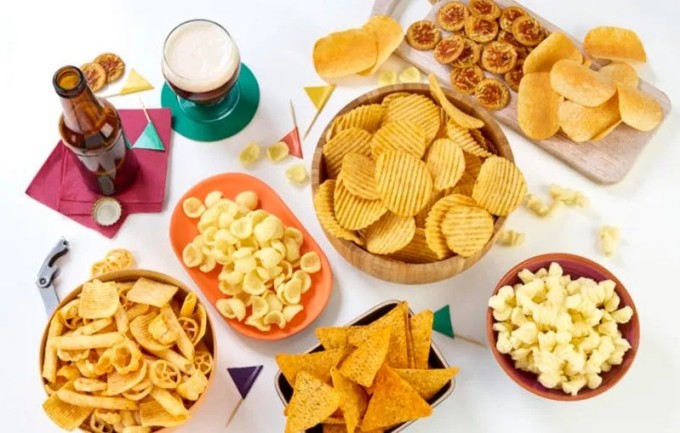 Hầu hết các món ăn vặt chế biến sẵn đều chứa chất béo xấu, làm gia tăng tình trạng viêm, gây tích tụ mỡ thừa, đặc biệt là mỡ nội tạng.
