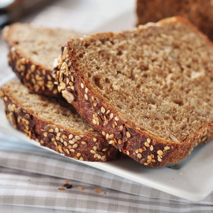 So với bánh mì trắng, bánh mì nguyên cám, bánh mì ngũ cốc có giá trị dinh dưỡng cao hơn nhờ có chất xơ và các loại vitamin, khoáng chất.