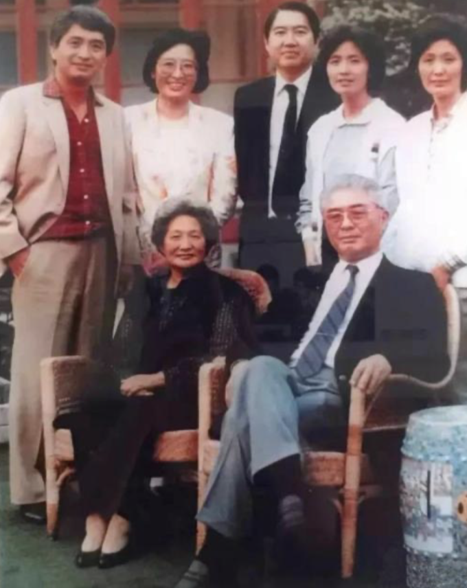 Chân dung các thành viên gia đình của Rong Yiren trong những năm cuối đời. Ảnh: The Paper