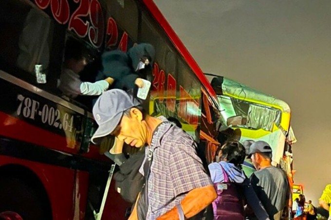 Hành khách chui ra khỏi xe Như Ý 78 gặp nạn sau khi phá cửa kính. Ảnh: Nguyễn Tư