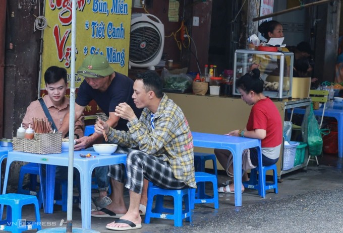 Quán ăn trên hè phố Hàng Chiếu, phường Hoàn Kiếm. Ảnh: Giang Huy