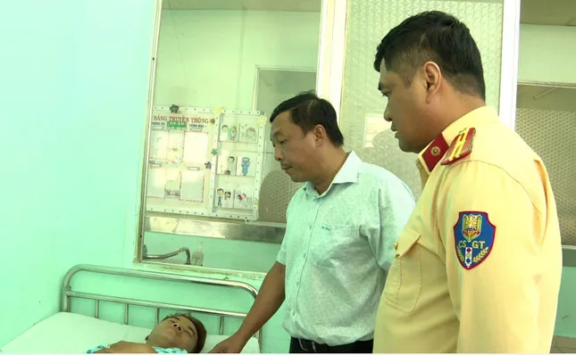 Ban An toàn giao thông tỉnh Lâm Đồng đã đến thăm nạn nhân.