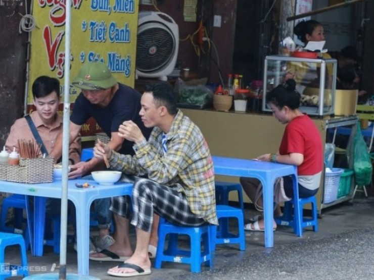 Sở Y tế Hà Nội: “70% điểm bán thức ăn đường phố khó truy xuất nguồn gốc“