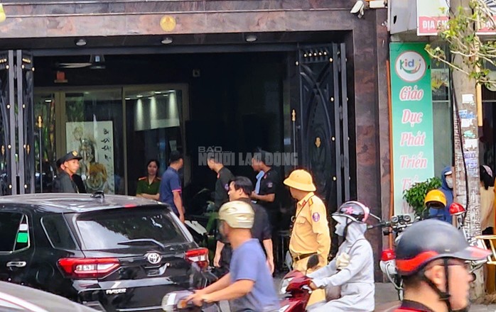 Hình ảnh cảnh sát xuất hiện tại nhà "trùm giang hồ" M. "gỗ", có tầm ảnh hưởng trong giới giang hồ xứ Thanh chiều 9-7. Ảnh: Thành Nam