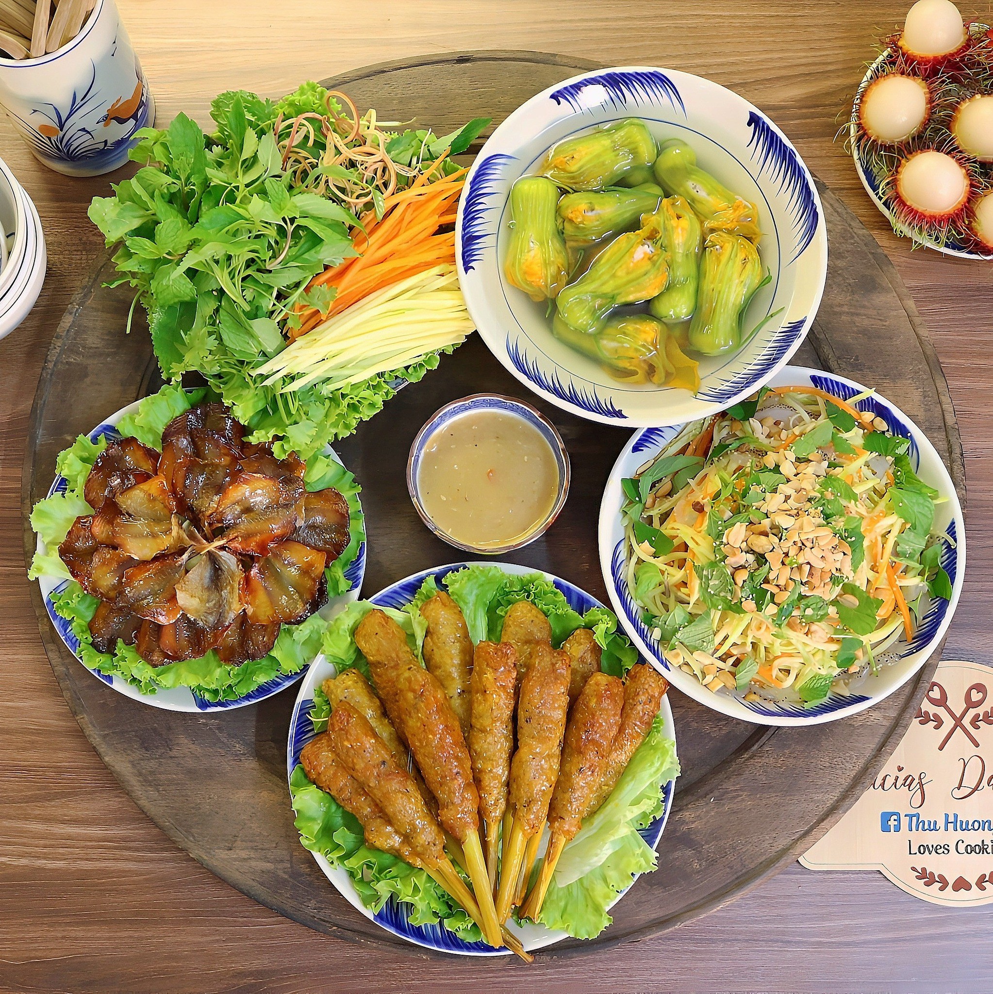 Nộm sứa xoài xanh - Nem lụi bọc sả - Cá chỉ vàng chiên - Canh hoa bí nhồi thịt