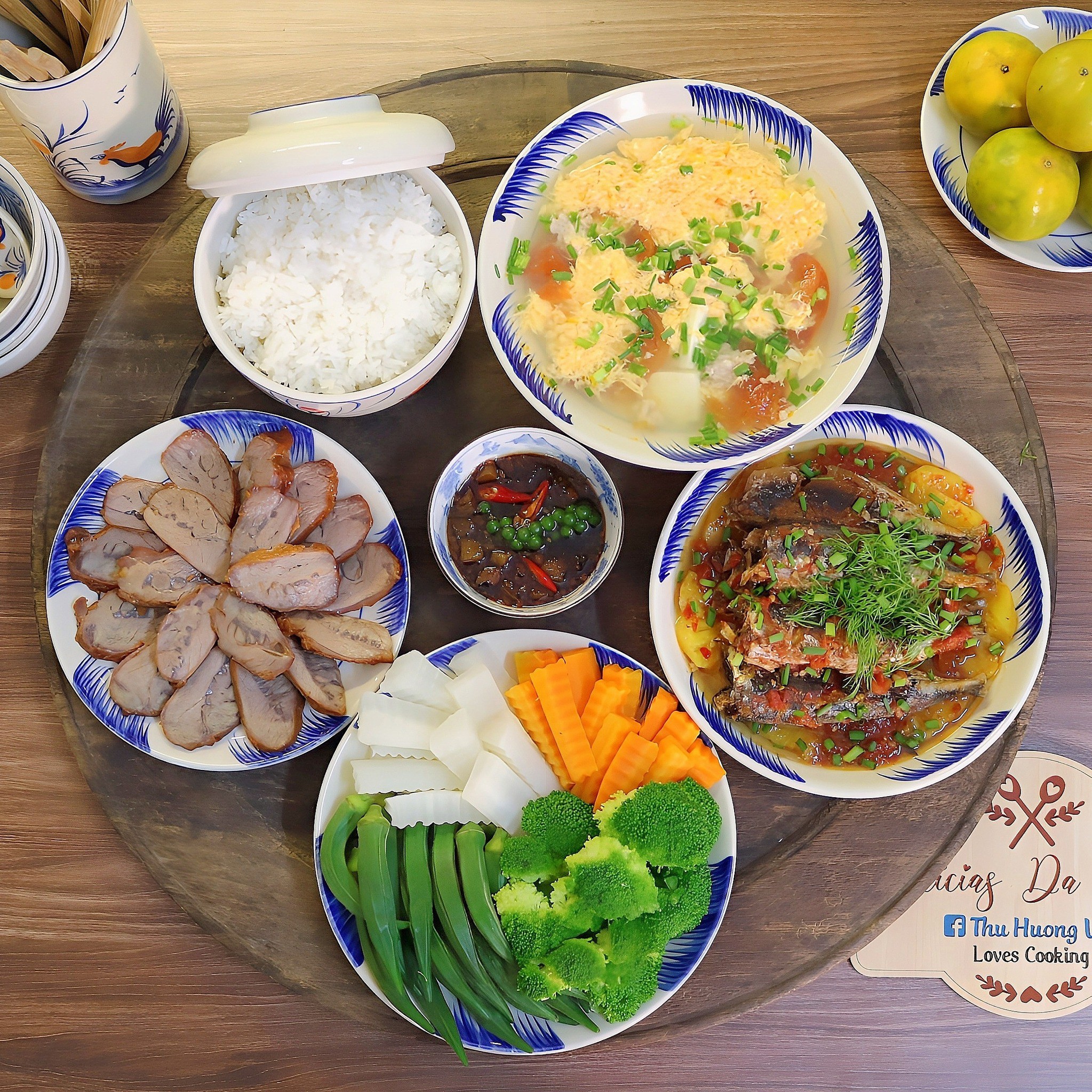Cá nục sốt cà - Xá xíu má đào - Rau củ luộc chấm kho quẹt - Canh trứng vân mây