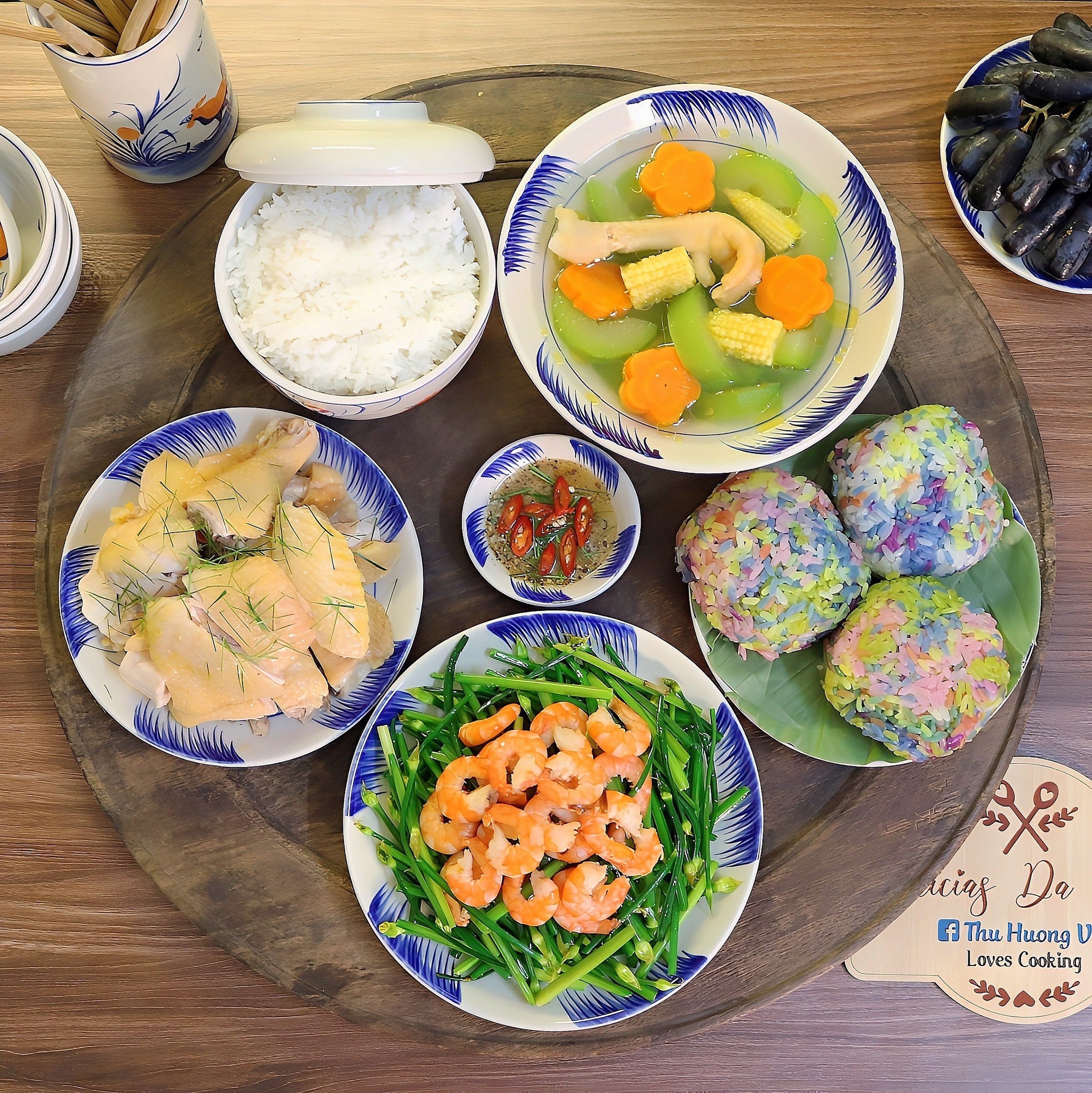 Tôm xào bông hẹ - Gà mái ri luộc - Canh gà nấu bí xanh - Xôi khúc ngũ sắc