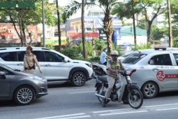 Xe máy  ' lạc '  làn phải đi lùi trên đường Võ Chí Công ngày đầu phân làn cứng