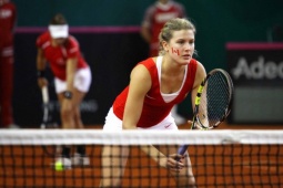 Mỹ nhân Bouchard bị phạt tại pickleball, sang tennis thua ở  " vòng gửi xe " 