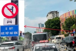 Sở Xây dựng Hà Nội nói gì về biển báo bất ngờ ‘chặn’ đường ô tô ở làn hỗn hợp?