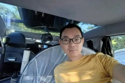 Ông bố sống trong xe ô tô suốt 4 năm để tiết kiệm tiền cho vợ con