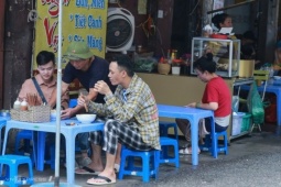 Sở Y tế Hà Nội: '70% điểm bán thức ăn đường phố khó truy xuất nguồn gốc'