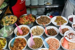 Chủ quán cơm văn phòng chật vật tồn tại vì  ' khách giảm ăn ngoài ' 