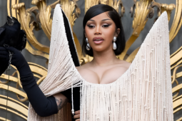 Cardi B chơi trội với váy  ' rèm cửa '  và bế quạ đi xem show thời trang