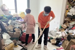 Mua đồ chất kín nhà vì sợ người khác vay tiền