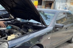 Người mua 3 chiếc Mercedes, BMW đời  ' ơ kìa ' , luân phiên vào gara sửa chữa