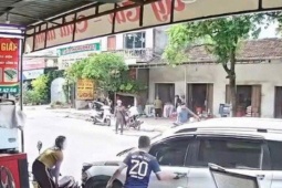 CLIP: Tài xế đột quỵ khi lái xe ô tô trên đường đông người
